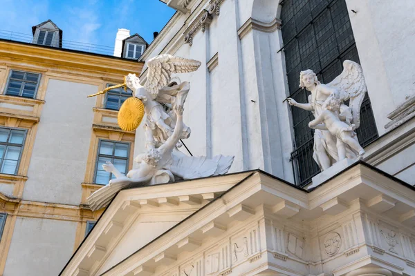 Viena, Austria. por qué en la fachada de la Iglesia de San Miguel —  Fotos de Stock