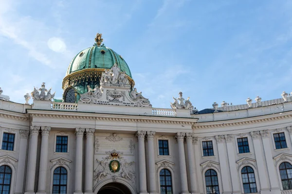 Вена, Австрия - сентябрь 2019 года. Вид на дворец в солнечный день с туристами — стоковое фото