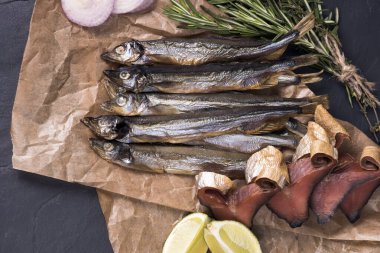 Atıştırmalık Masadaki balık kurumaya hazır kağıtta.