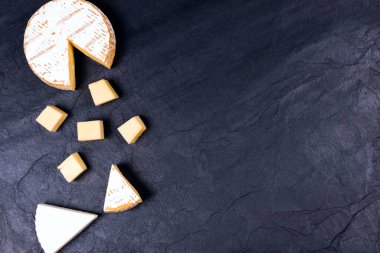 Tahtada Camembert peyniri var. Boşluğu kopyala