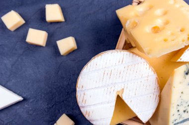 Tahtada farklı peynirler var. Yakın plan. Boşluğu kopyala