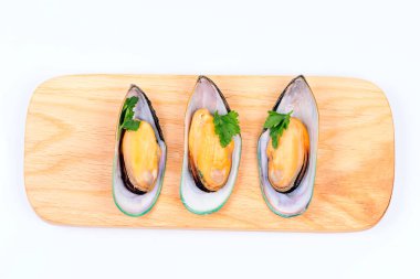 Beyaz arka planda maydanozlu haşlanmış midye.