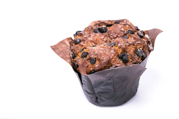 Muffin fresco con cioccolato in carta da imballaggio su sfondo bianco — Foto Stock