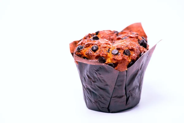 Muffin fresco con cioccolato in carta da imballaggio su sfondo bianco — Foto Stock