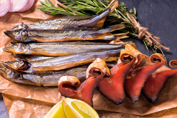 Une collation. Poisson sec sur la table en papier prêt à manger — Photo