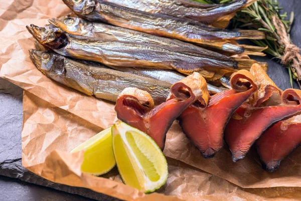 Svačinka. Suché ryby na stole v papírové podobě připravené k jídlu — Stock fotografie