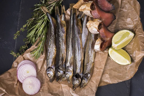 Imbiss. Trockener Fisch auf dem Tisch in Papier, fertig zum Essen — Stockfoto