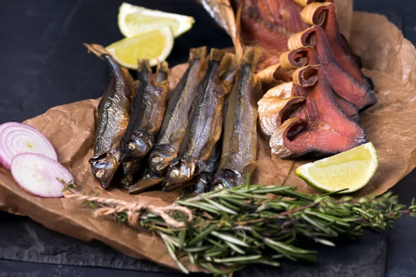 Une collation. Poisson sec sur la table en papier prêt à manger — Photo