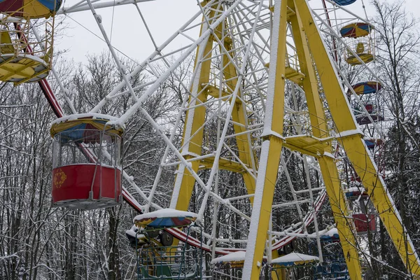 Vista do dia frio de inverno coberto de neve da roda gigante — Fotografia de Stock