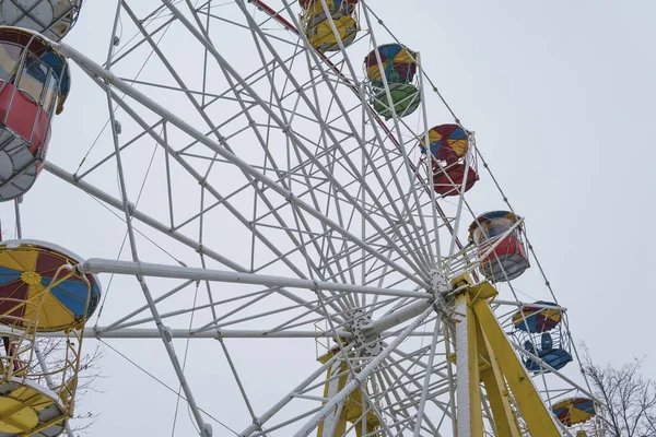 Vista do dia frio de inverno coberto de neve da roda gigante — Fotografia de Stock