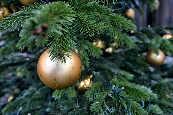 Золотий м'яч, різдвяні прикраси та іграшки на ялинку — стокове фото