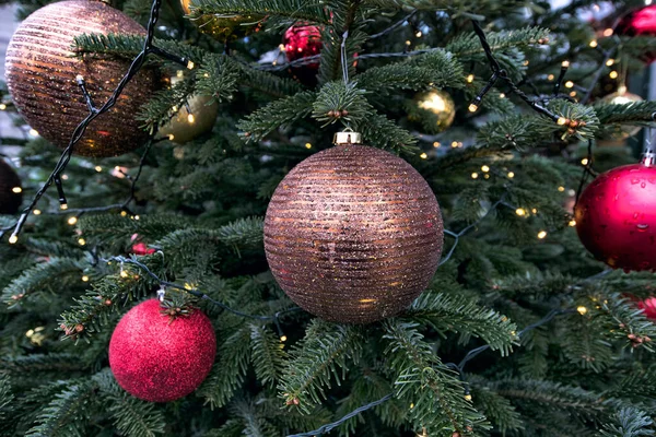 Красный шар, рождественские украшения и игрушки на елке — стоковое фото