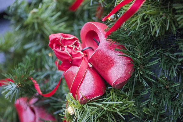 Нетерени. Червоне взуття, різдвяні прикраси в традиційних голландських черевиках. — стокове фото