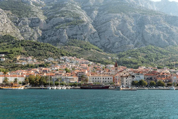 Paradise view of the Harbor with boats in the Mediterranean against the mountains — Stock Photo, Image