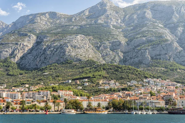 Paradise view of the Harbor with boats in the Mediterranean against the mountains — Stock Photo, Image