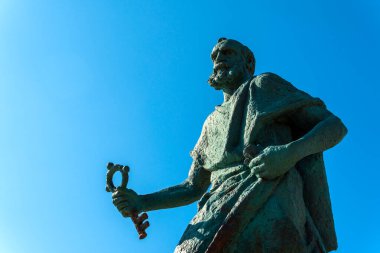 Makarska Eylül 2018 Hırvatistan. Limanın deniz girişindeki Aziz Peter Anıtı