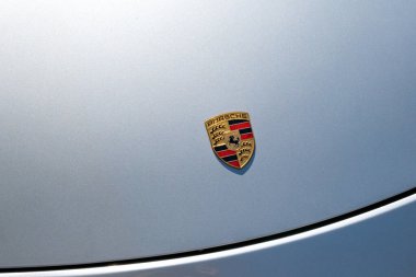 Eylül 2018 Viyana, Avusturya. Kaputta Porsche 911 'in illüstrasyon sembolü var.