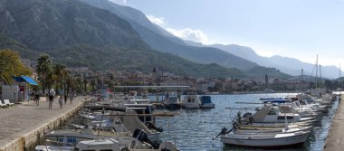 Hırvatistan Makarska Eylül 2018. Akdeniz 'de dağlara karşı tekneleri olan limanın cennet manzarası.