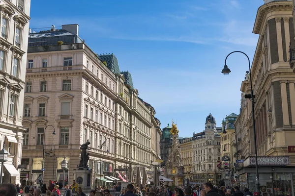 Vienna, Austria, September 2018. 빈의아 그라 펜 거리를 걷는 관광객들 — 스톡 사진