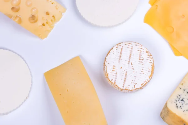 Diferentes tipos de queso sobre fondo blanco — Foto de Stock