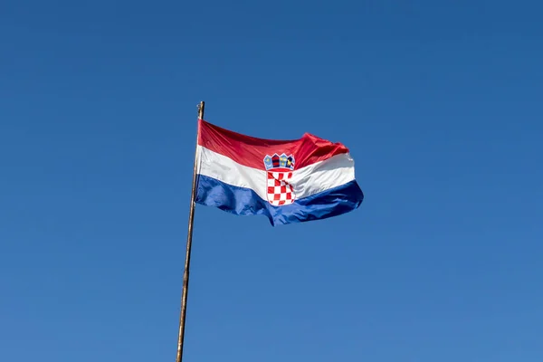 Красный белый синий флаг Хорватии против голубого неба — стоковое фото