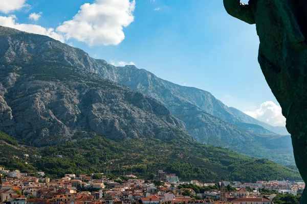 View of the Harbor from the foot of the monument at the sea entrance to the Harbor of the city of Makarska — Stock Photo, Image