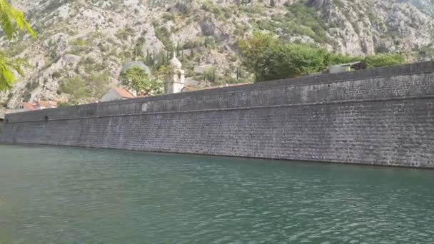 Kamienna ściana fortecy wokół starego Groda. Kotor, Czarnogóra — Wideo stockowe