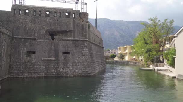 De stenen muur van het fort rond het oude Grod. Kotor, Montenegro — Stockvideo