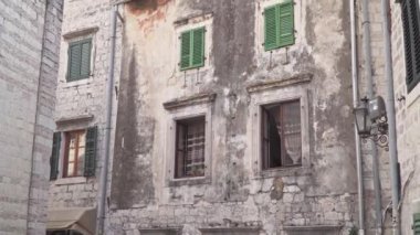 Kotor, Karadağ. Şehrin eski duvarlarının manzarası