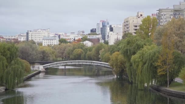 Minsk. Belarus oktober 2019. Herfst uitzicht op de stad en de brug over het Svisloch — Stockvideo