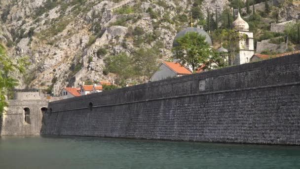 Stenfästningsmuren runt gamla stan. Kotor, Montenegro — Stockvideo
