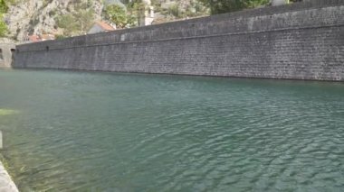 Eski kasabanın etrafındaki taş kale duvarı. Kotor, Karadağ