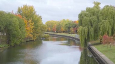 Şehir parkındaki nehirde bulutlu hava manzarası