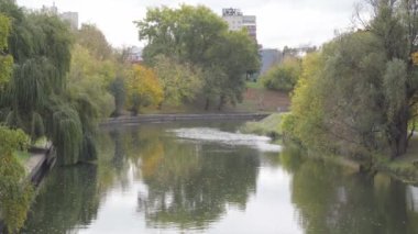 Şehir parkındaki nehirde bulutlu hava manzarası