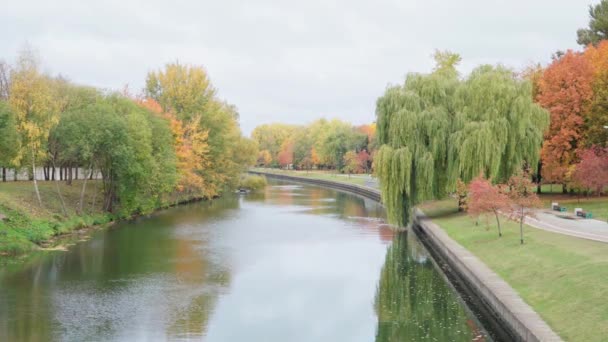 Вид в пасмурную погоду на реку в городском парке — стоковое видео
