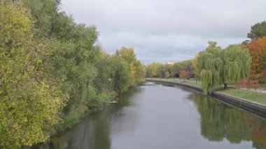 Şehir parkındaki nehirde bulutlu hava manzarası