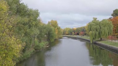 Şehir parkındaki nehirde bulutlu hava manzarası