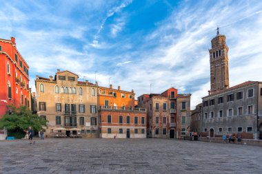 İtalya. Venedik Eylül 2018. Batan güneşte geleneksel Venedik mimarisi