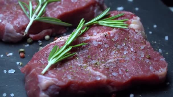 Syrový steak s kořením na tmavém pozadí — Stock video