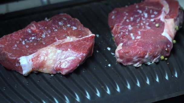 Bife cru com especiarias na grelha — Vídeo de Stock