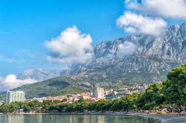 Dağların manzarası ve deniz kenarındaki sahil.