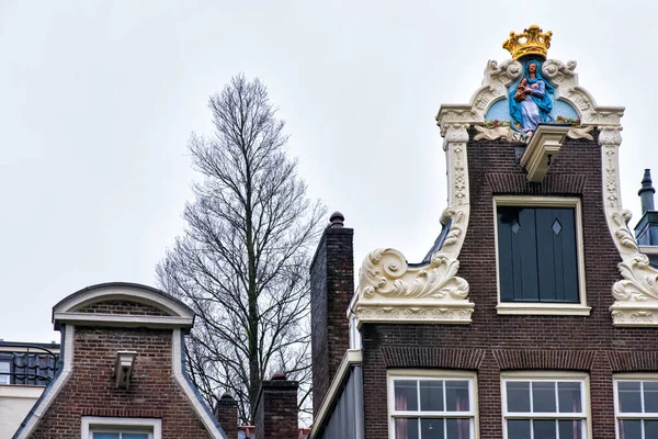 Paesi Bassi. Amsterdam dicembre 2018.Tradizionale sviluppo residenziale nel centro della città — Foto Stock