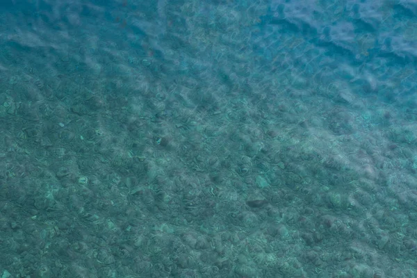 Agua azul clara del mar y rocas en el fondo del mar — Foto de Stock