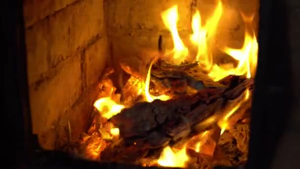 Quemando leña en el horno en la casa del pueblo — Vídeos de Stock