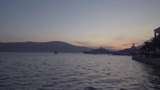 Σκάφη στο λιμάνι του Τίβατ. Πόρτο Μαυροβούνιο — Αρχείο Βίντεο