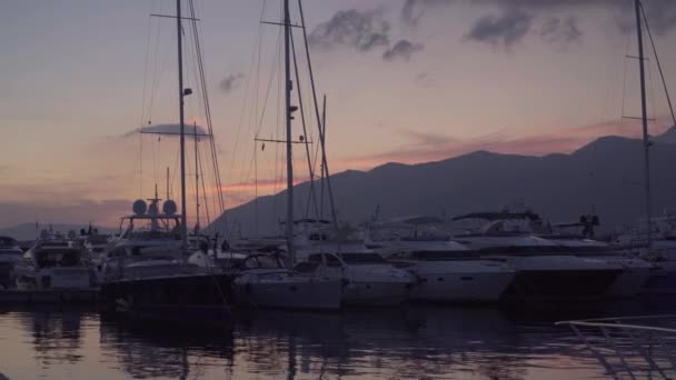 Solnedgång över båtarna. Yachter i hamnen i Tivat. Porto Montenegro — Stockvideo
