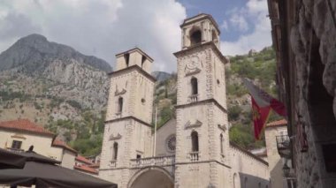Karadağ, Kotor. Eski kasaba. Saat kulesinin görüntüsü