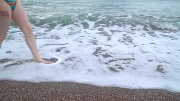 Menina andando na água na praia de areia — Vídeo de Stock