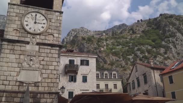 Montenegro, Kotor, september 2019: Oude stad. Uitzicht op de klokkentoren — Stockvideo