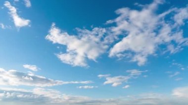 Bulutlu zaman dilimi. Bulutlar mavi gökyüzüne doğru süzülür